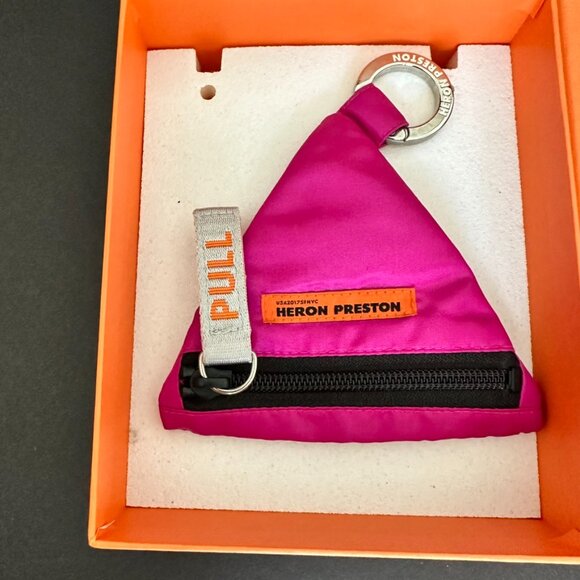 Heron Preston Triangle Shaped Keyring with Coin Holder - Picture 3 of 10